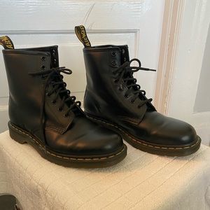 Worn 2 times. 1460 Smooth Leather Lace up Boots. In perfect condition.